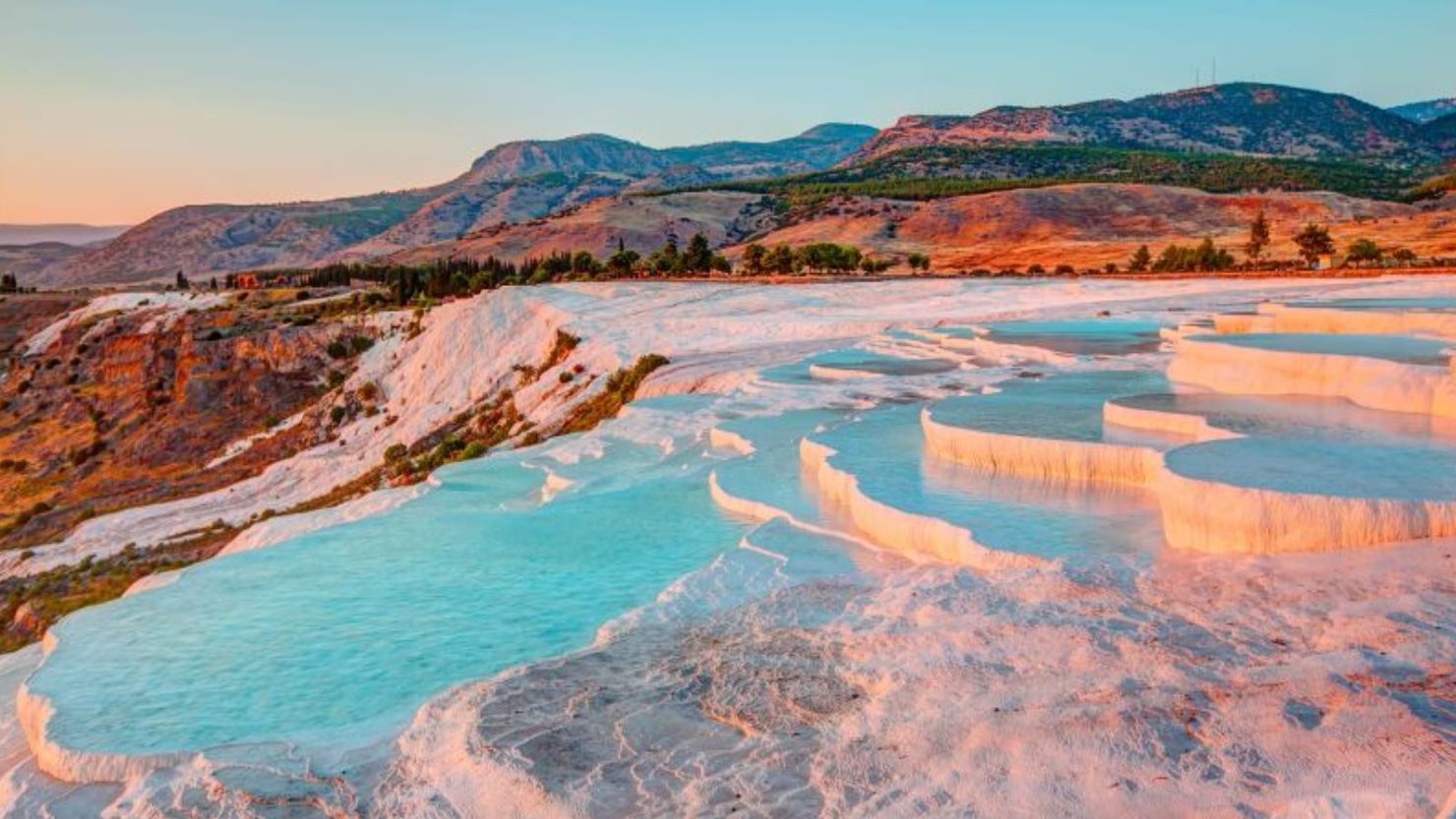 Castillo de nubes: Formadas por calcitas naturales dejadas por las aguas geotermales, las laderas de travertino en Pamukkale, en el suroeste de Turquía, son una deslumbrante atracción turística.